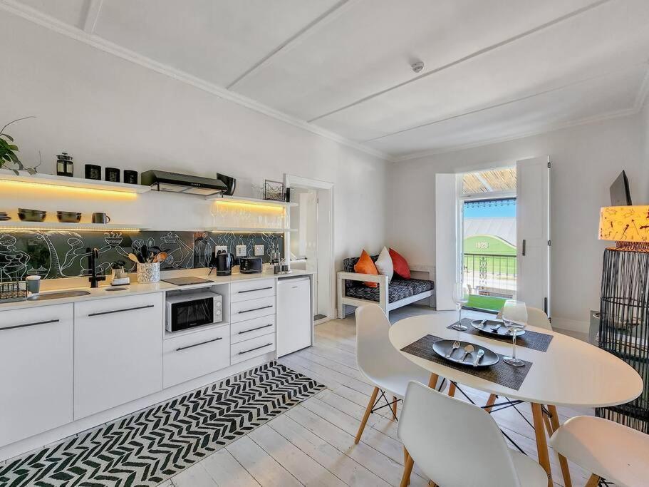 Contemporary And Stylish In Observatory *