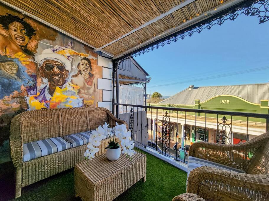 Contemporary And Stylish In Observatory
